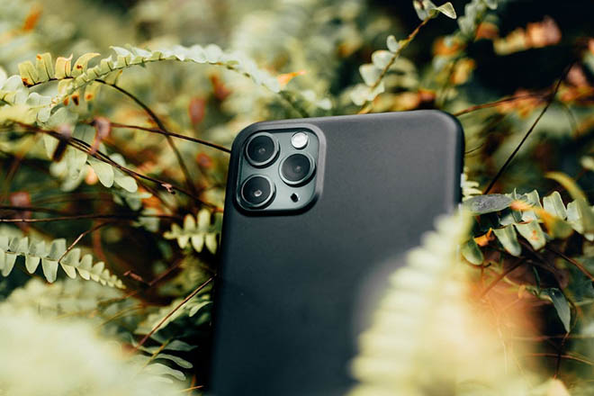 Kiểm tra ống kính của điện thoại sạch trước khi chụp ảnh. Ảnh Internet