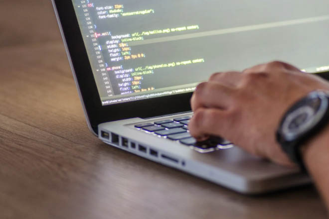 Web developer giúp phát triển web bằng cách sử dụng thiết kế web để xây dựng nên một website hoàn chỉnh. Ảnh Internet