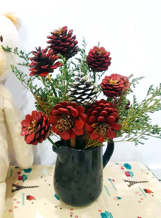 Bình hoa làm từ trái thông khô