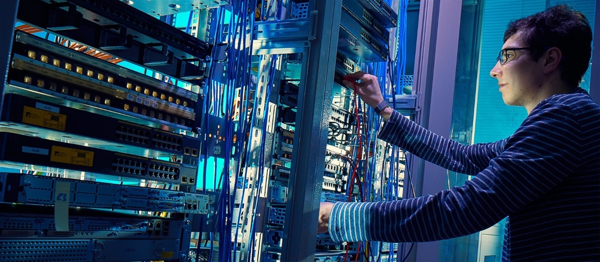 Không gian lắp đặt thiết bị tại trung tâm dữ liệu