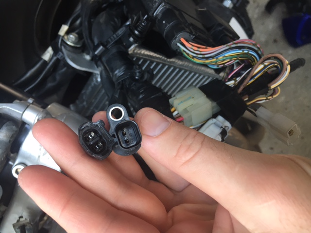 Cảm biến nhiệt độ khí nạp (Intake Air Temperature - IAT)