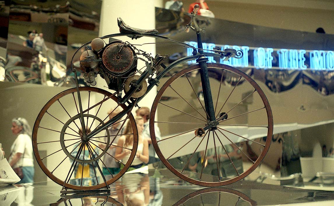 Xe gắn máy đầu tiên